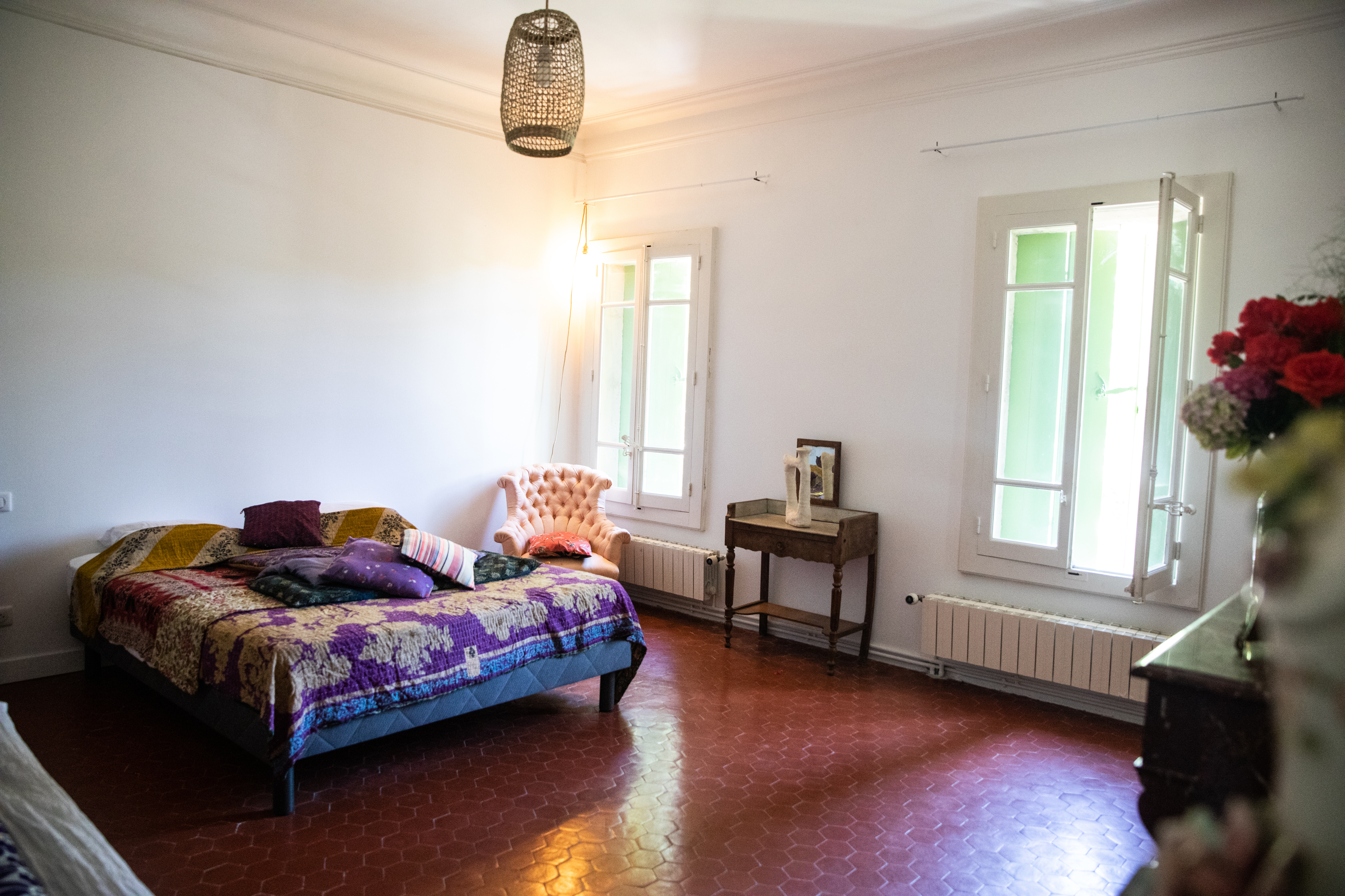 Chambre avec carrelage ancien