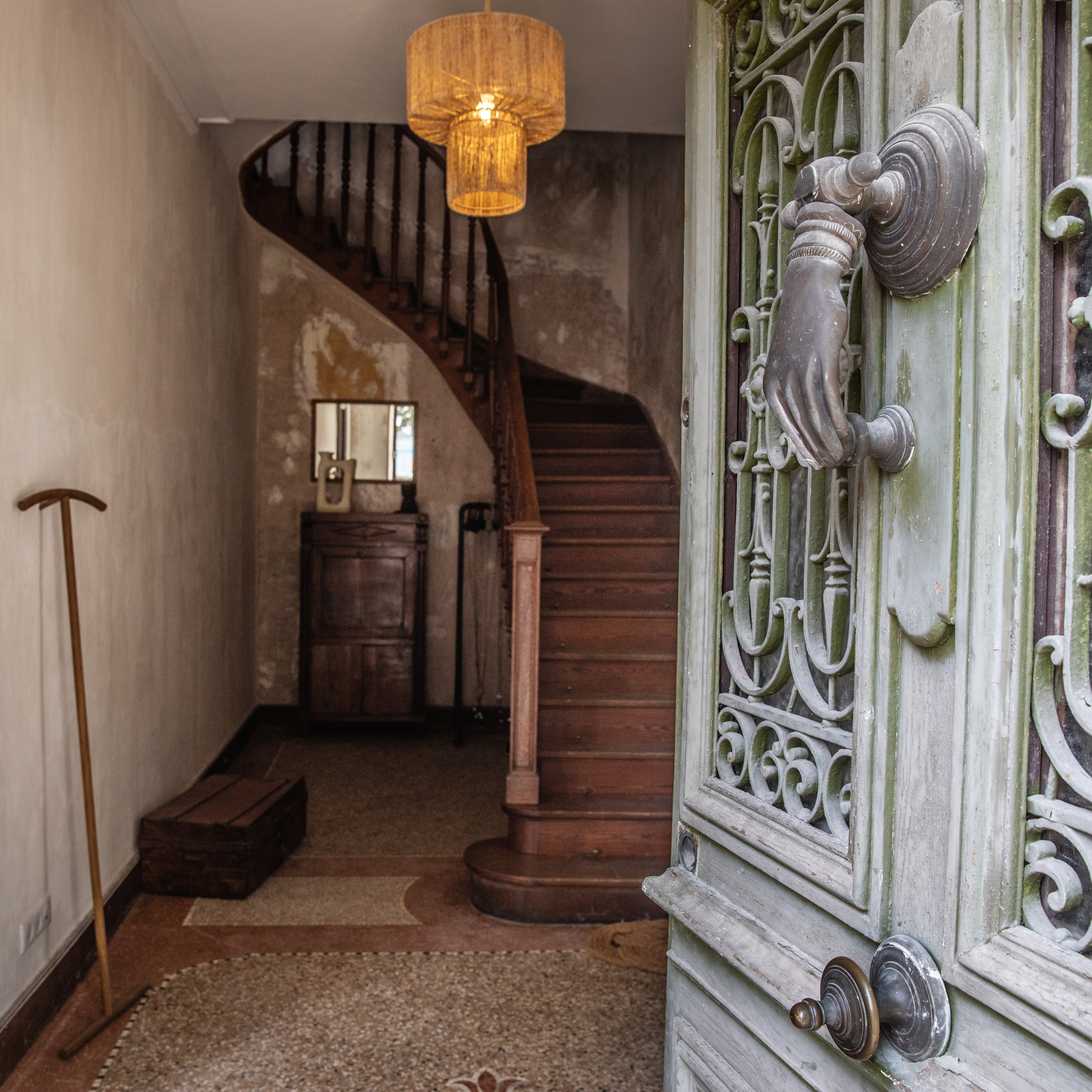 Entrée de l'inn.attendue — escalier en colimaçon et porte forgée de 1802