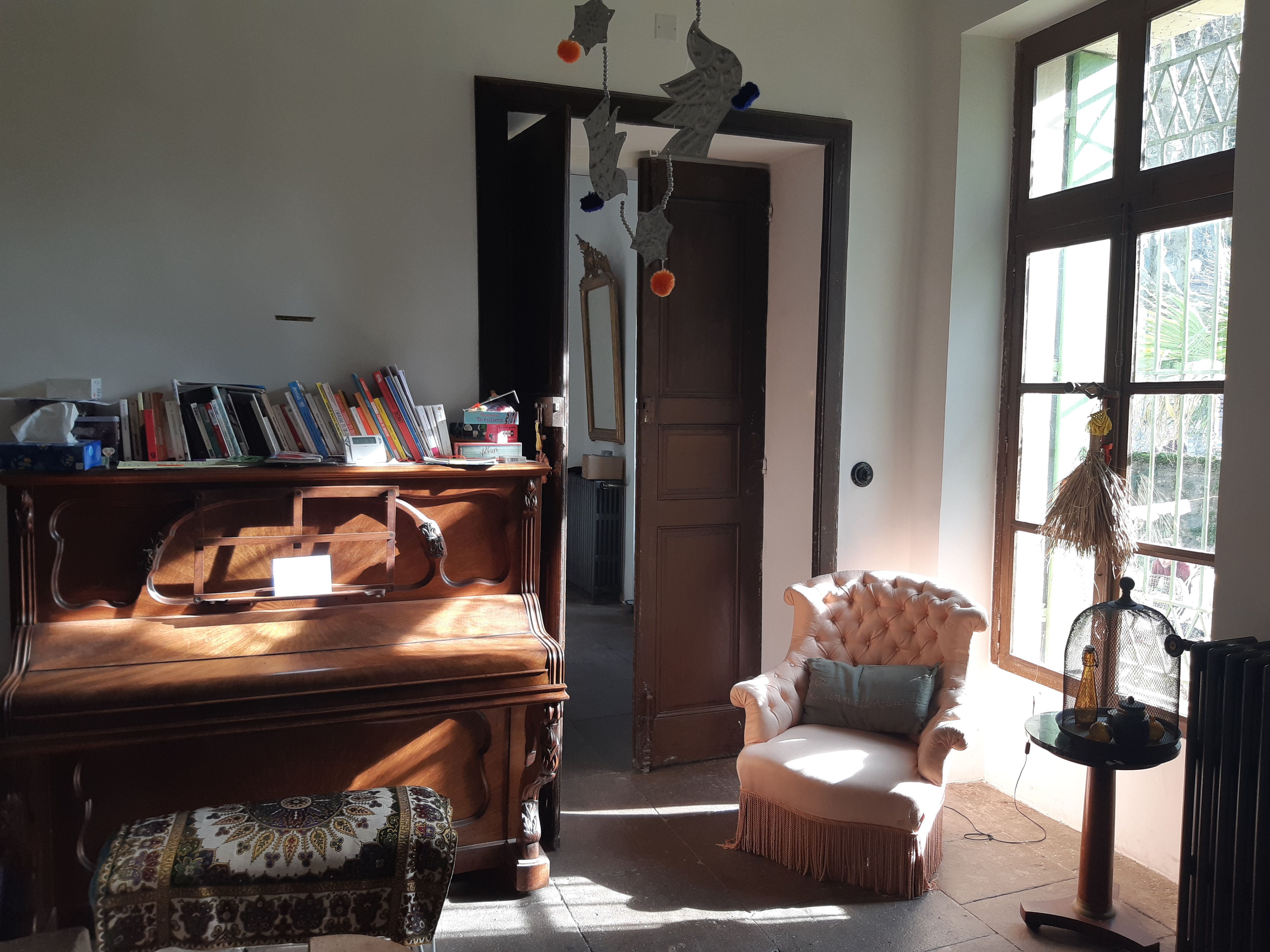 Salon piano et bibliothèque