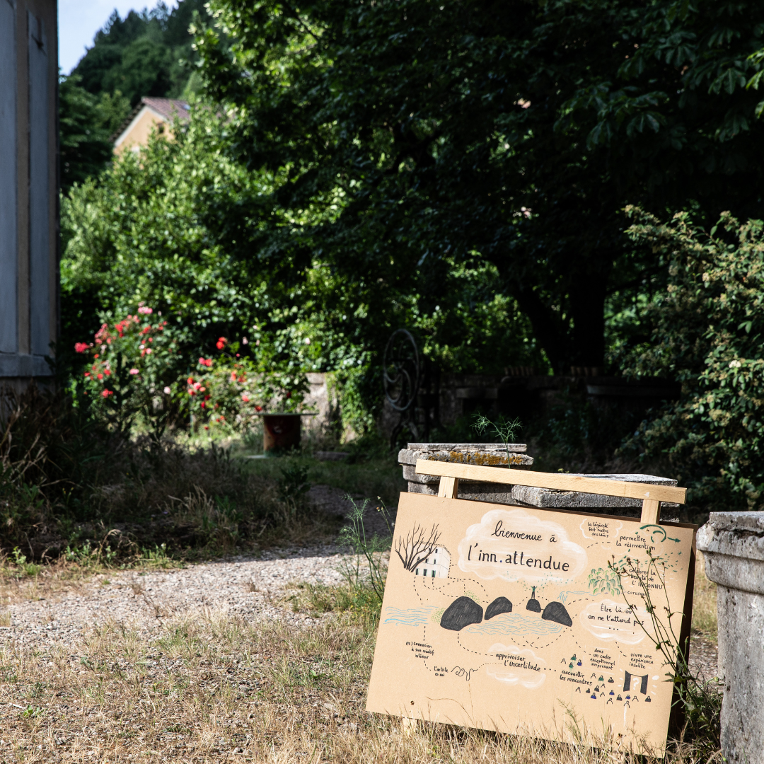 Panneau de bienvenue à l'inn.attendue dans le jardin