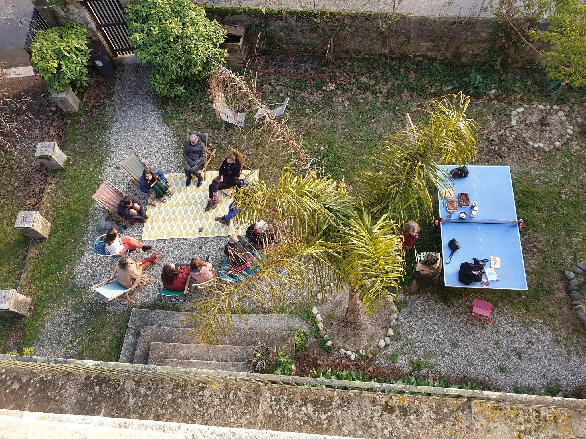 Groupe en séminaire dans le jardin