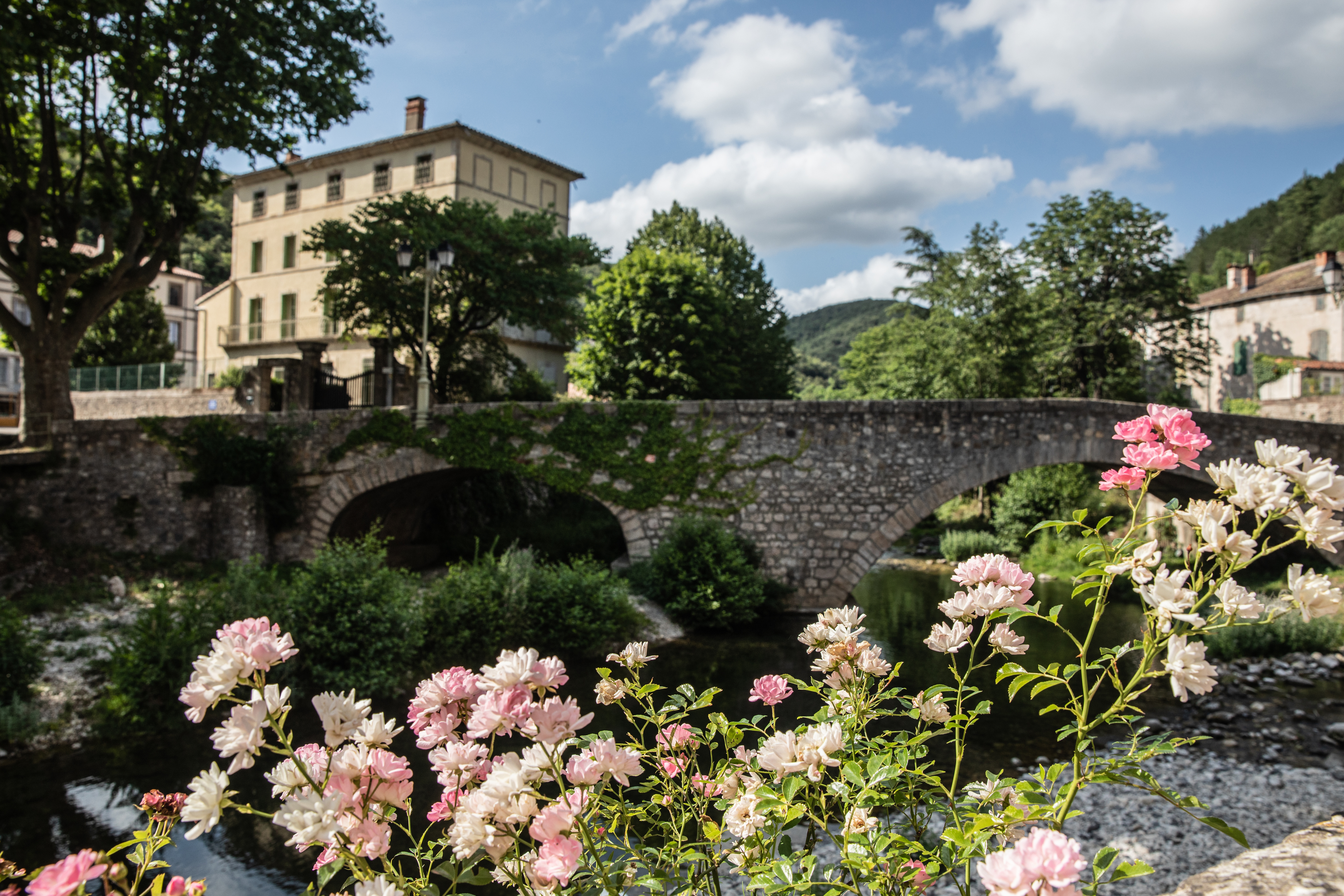 Façade de l'inn.attendue vue depuis le pont fleuri