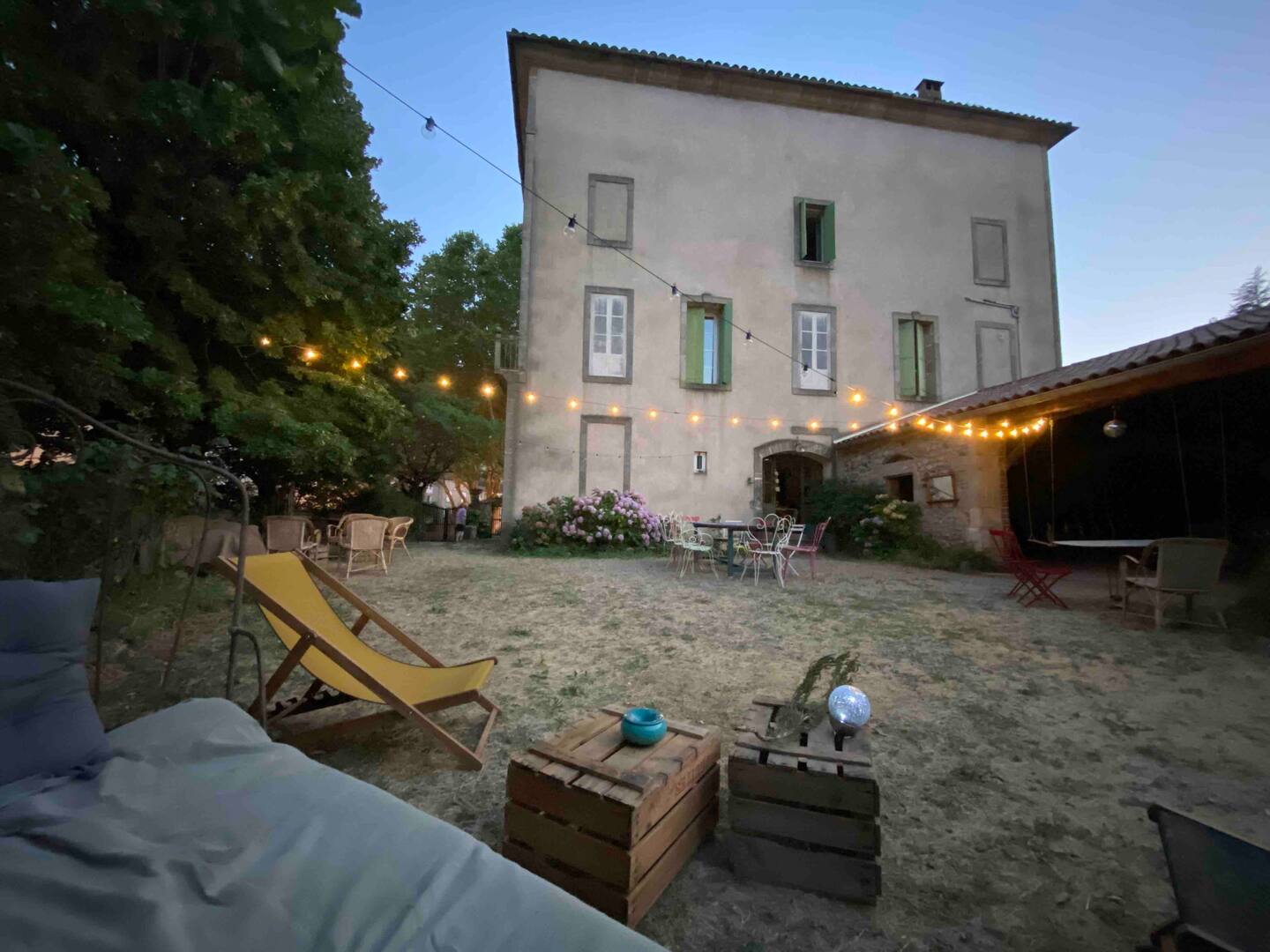 Cour extérieure au crépuscule